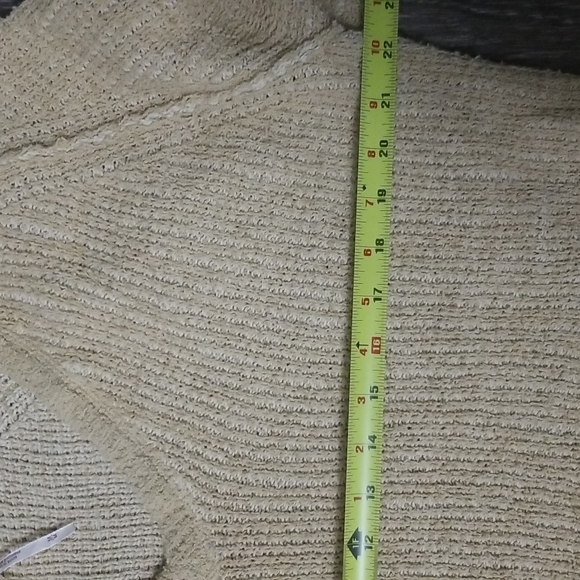 Free People Cropped Long Sleeve Oversized Camel Color Sweater Size Medium - Picture 8 of 10